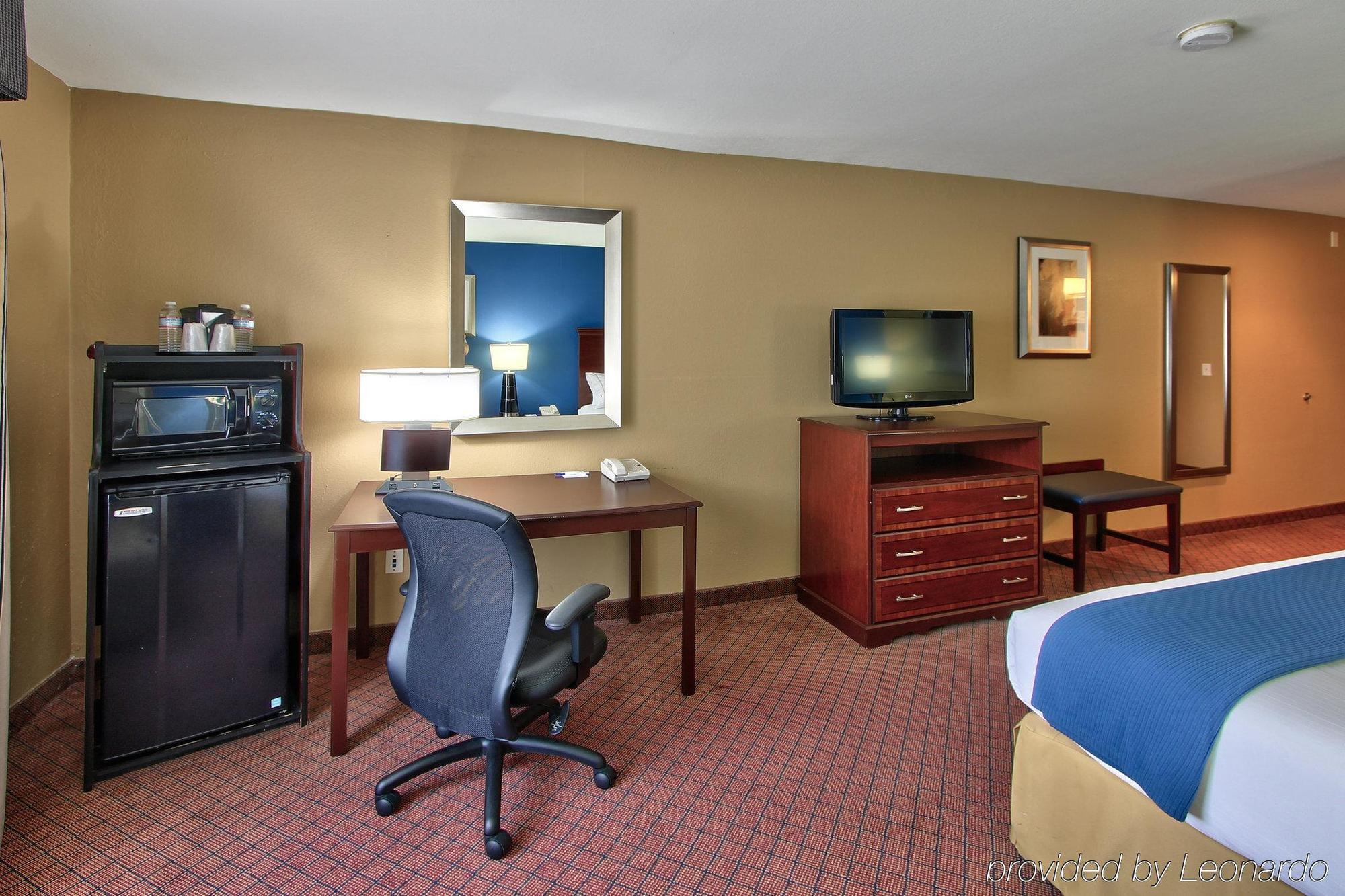 Express & Houston-downtown Convention Center By Ihg Hotel 3*