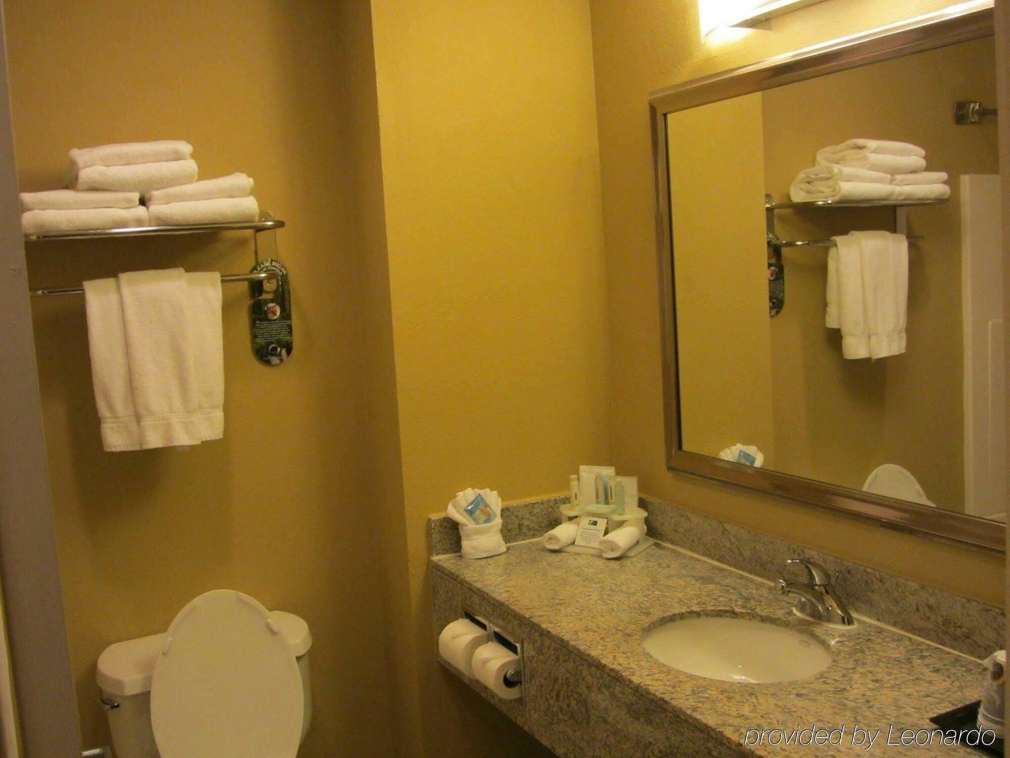 Express & Houston-downtown Convention Center By Ihg Hotel 3*